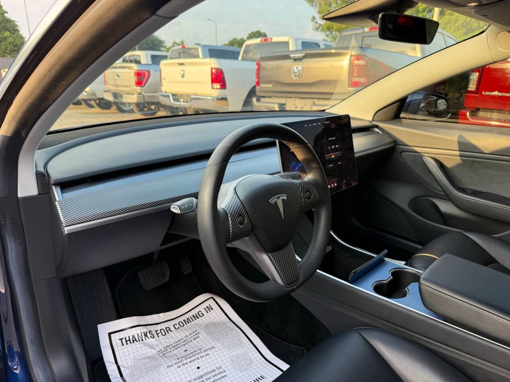 Tesla Model 3 Vehicle Full-screen Gallery Image 06