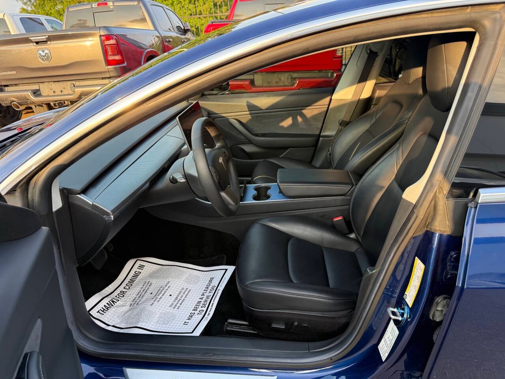 Tesla Model 3 Vehicle Full-screen Gallery Image 07