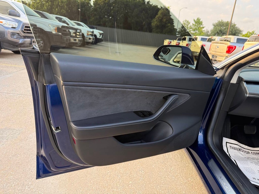 Tesla Model 3 Vehicle Full-screen Gallery Image 08