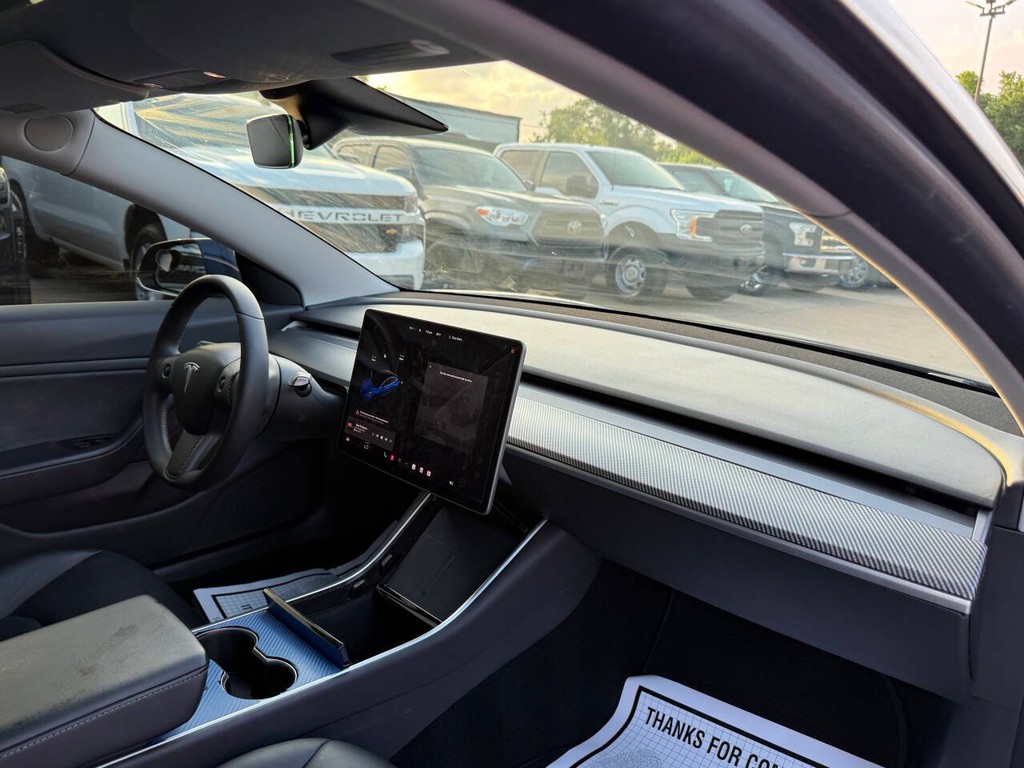 Tesla Model 3 Vehicle Full-screen Gallery Image 09