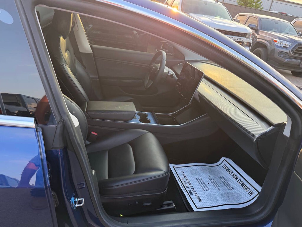 Tesla Model 3 Vehicle Full-screen Gallery Image 10