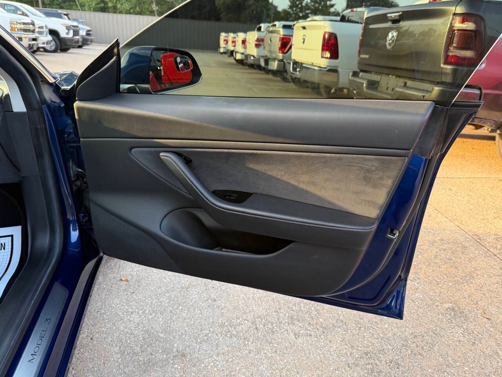 Tesla Model 3 Vehicle Full-screen Gallery Image 11