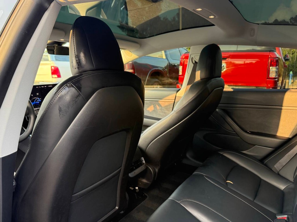 Tesla Model 3 Vehicle Full-screen Gallery Image 12