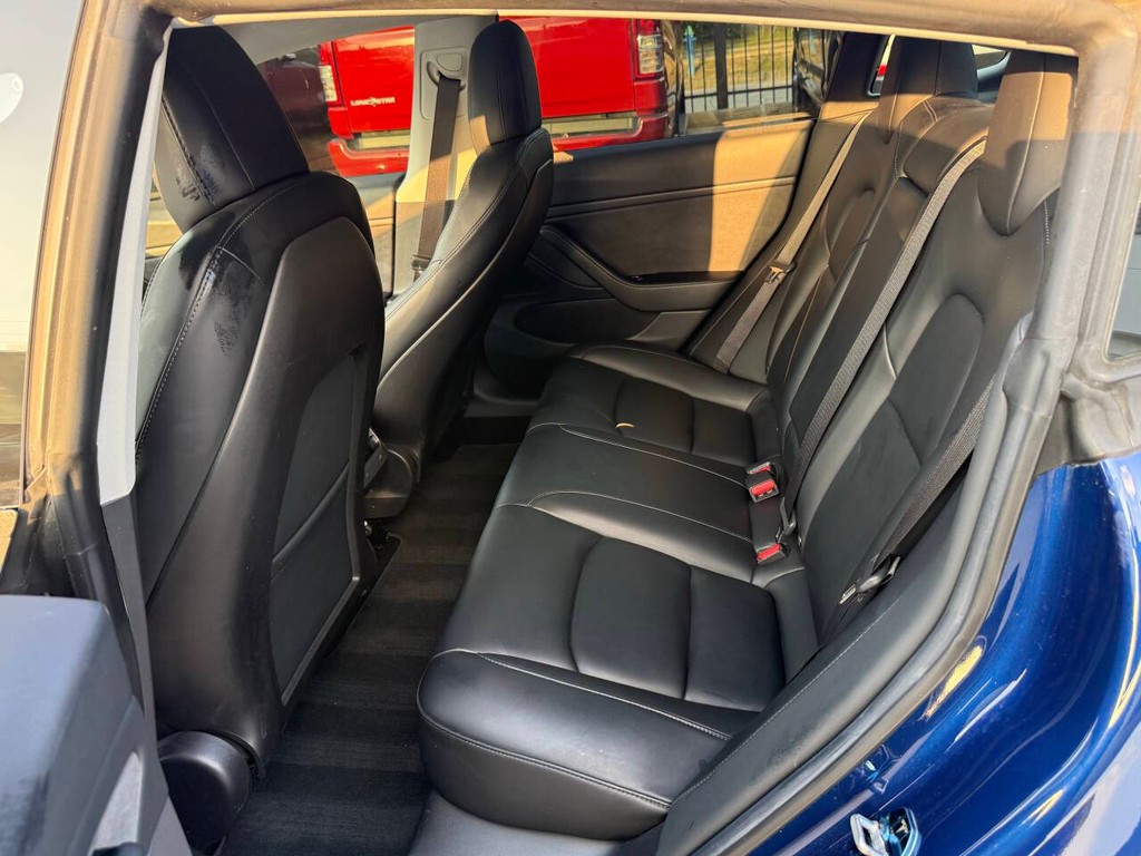 Tesla Model 3 Vehicle Full-screen Gallery Image 13