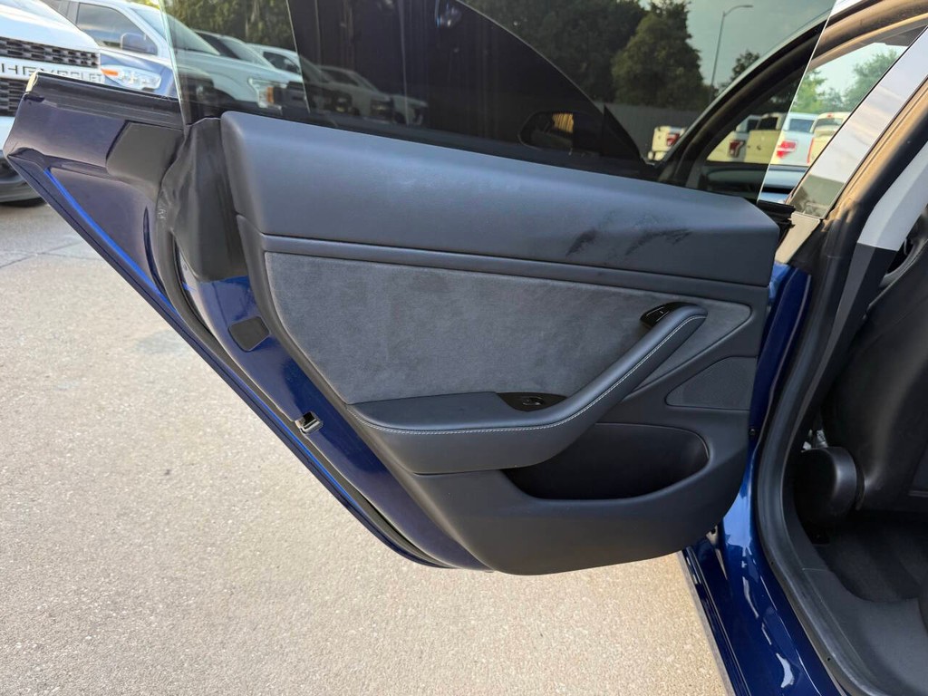 Tesla Model 3 Vehicle Full-screen Gallery Image 14