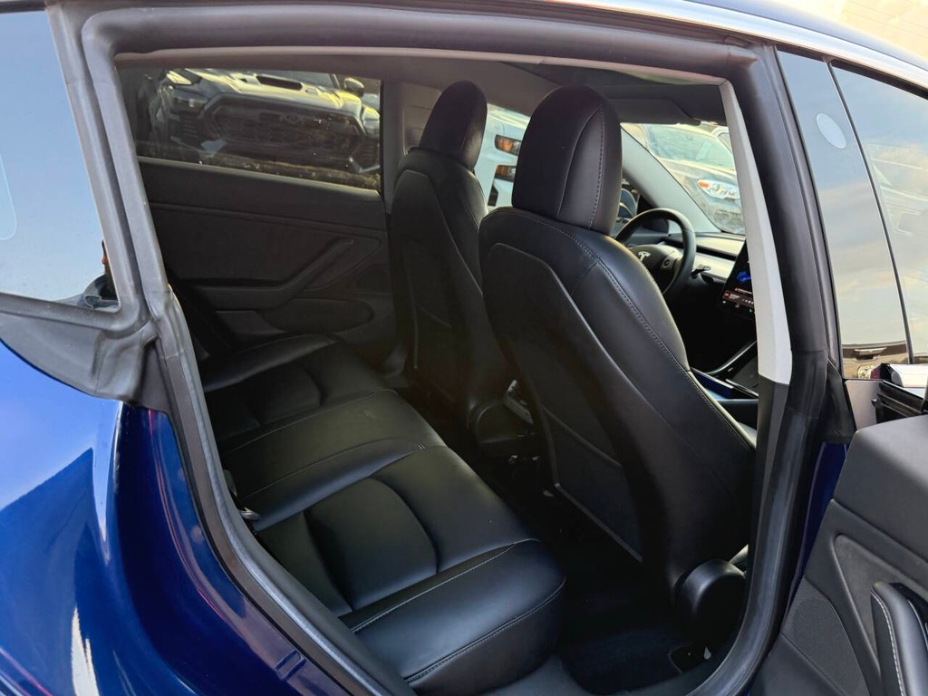 Tesla Model 3 Vehicle Full-screen Gallery Image 15