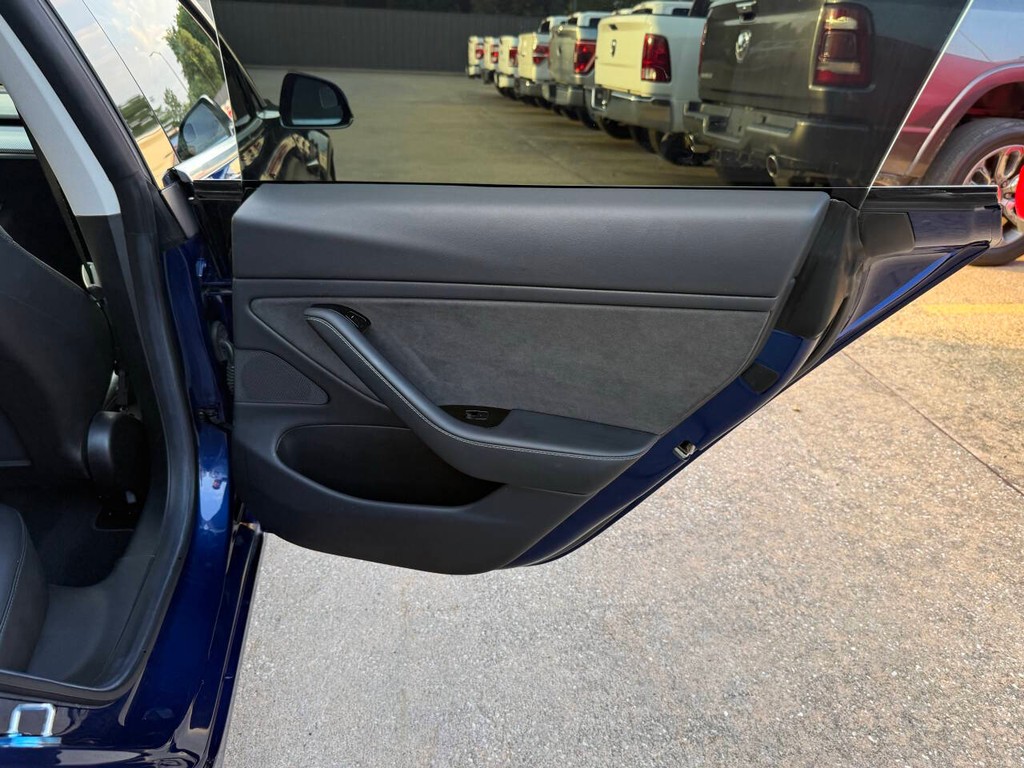 Tesla Model 3 Vehicle Full-screen Gallery Image 16