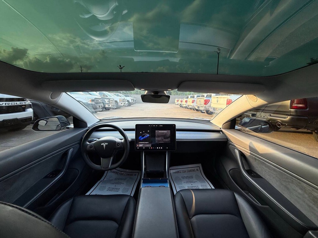 Tesla Model 3 Vehicle Full-screen Gallery Image 18