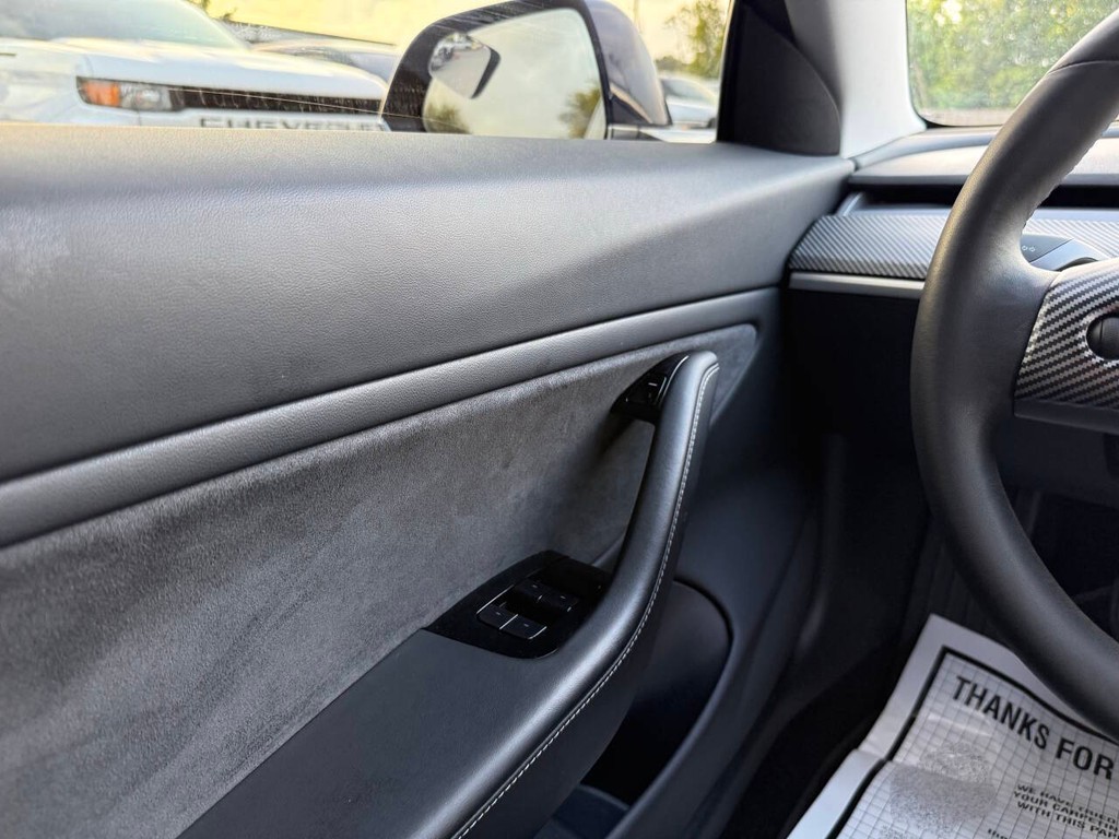 Tesla Model 3 Vehicle Full-screen Gallery Image 27