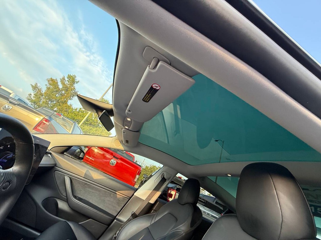 Tesla Model 3 Vehicle Full-screen Gallery Image 28
