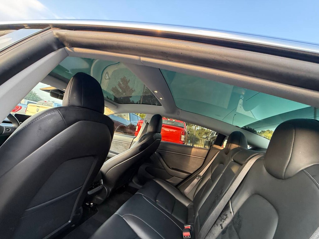 Tesla Model 3 Vehicle Full-screen Gallery Image 29
