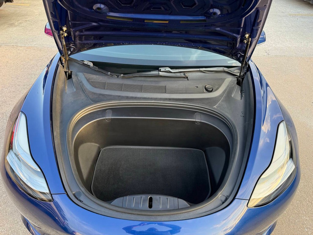 Tesla Model 3 Vehicle Full-screen Gallery Image 35