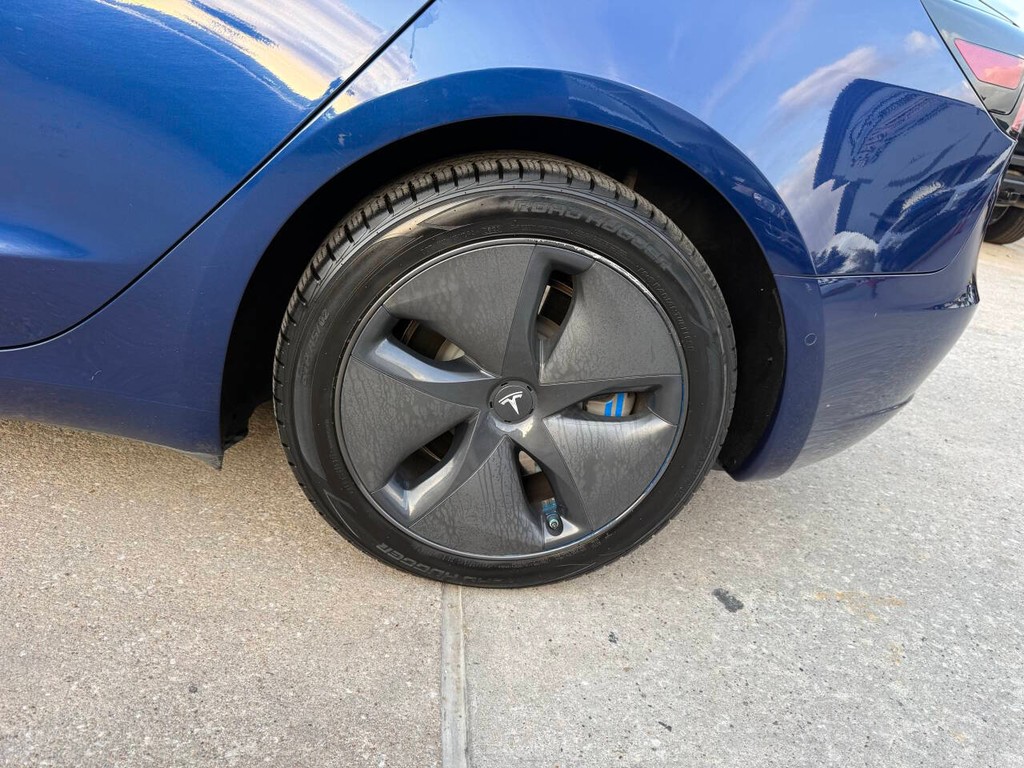 Tesla Model 3 Vehicle Full-screen Gallery Image 36