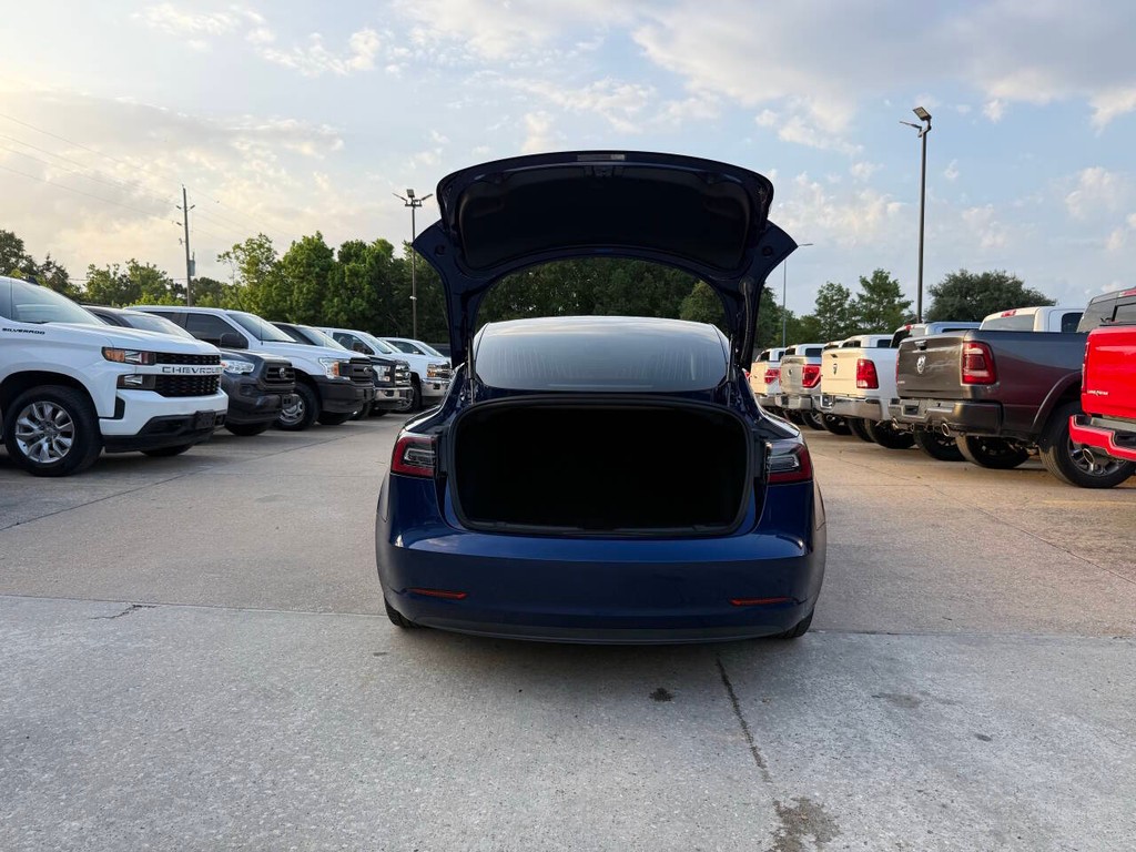 Tesla Model 3 Vehicle Full-screen Gallery Image 37
