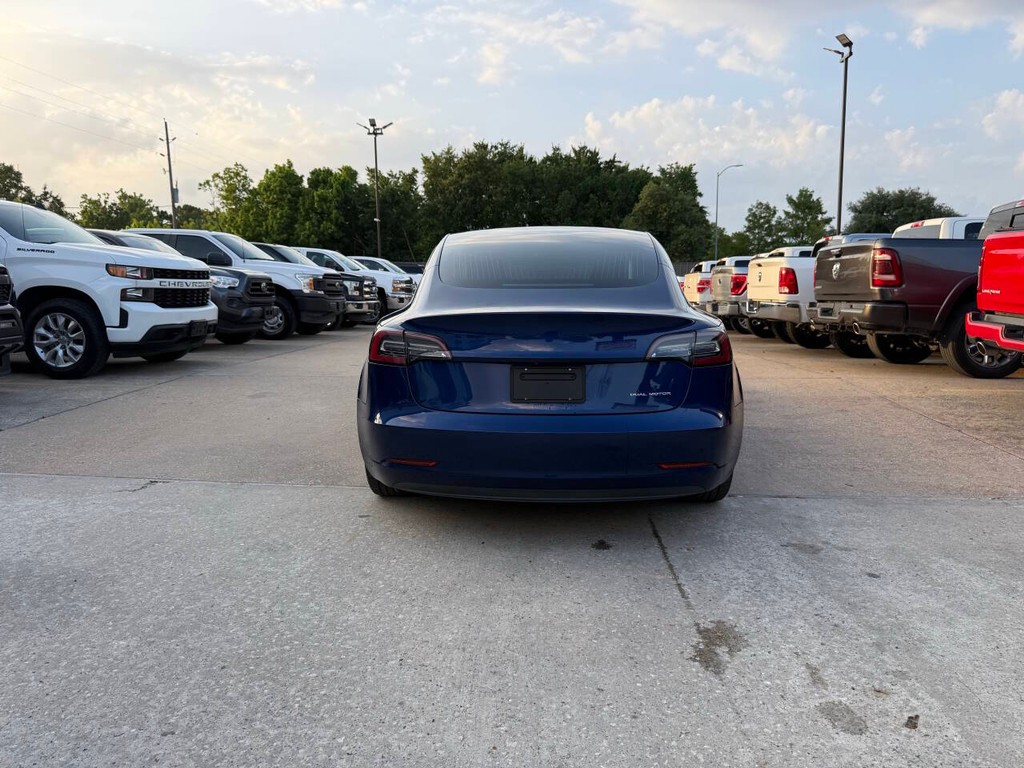 Tesla Model 3 Vehicle Full-screen Gallery Image 38