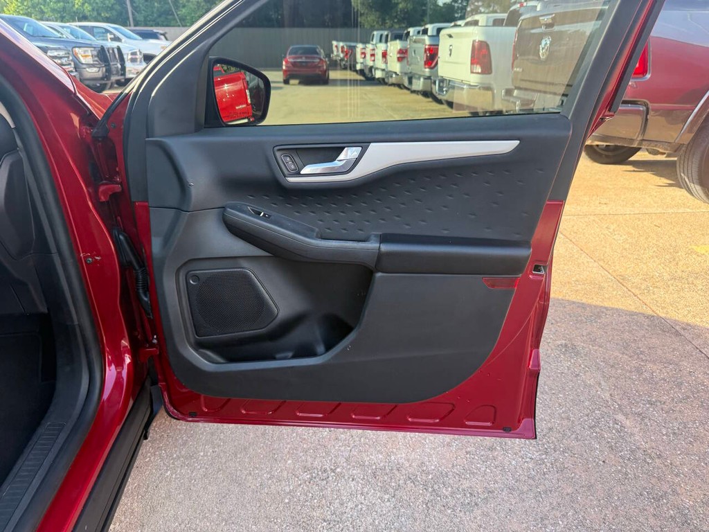 Ford Escape Vehicle Full-screen Gallery Image 11