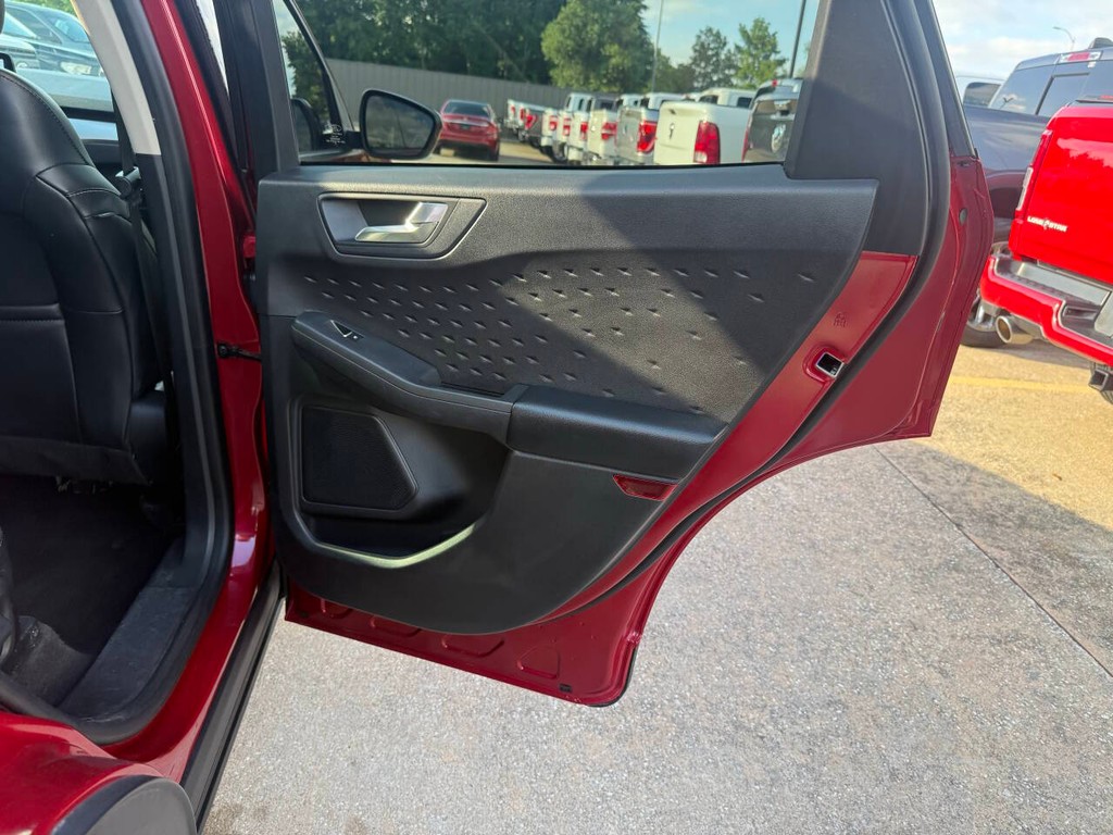 Ford Escape Vehicle Full-screen Gallery Image 16