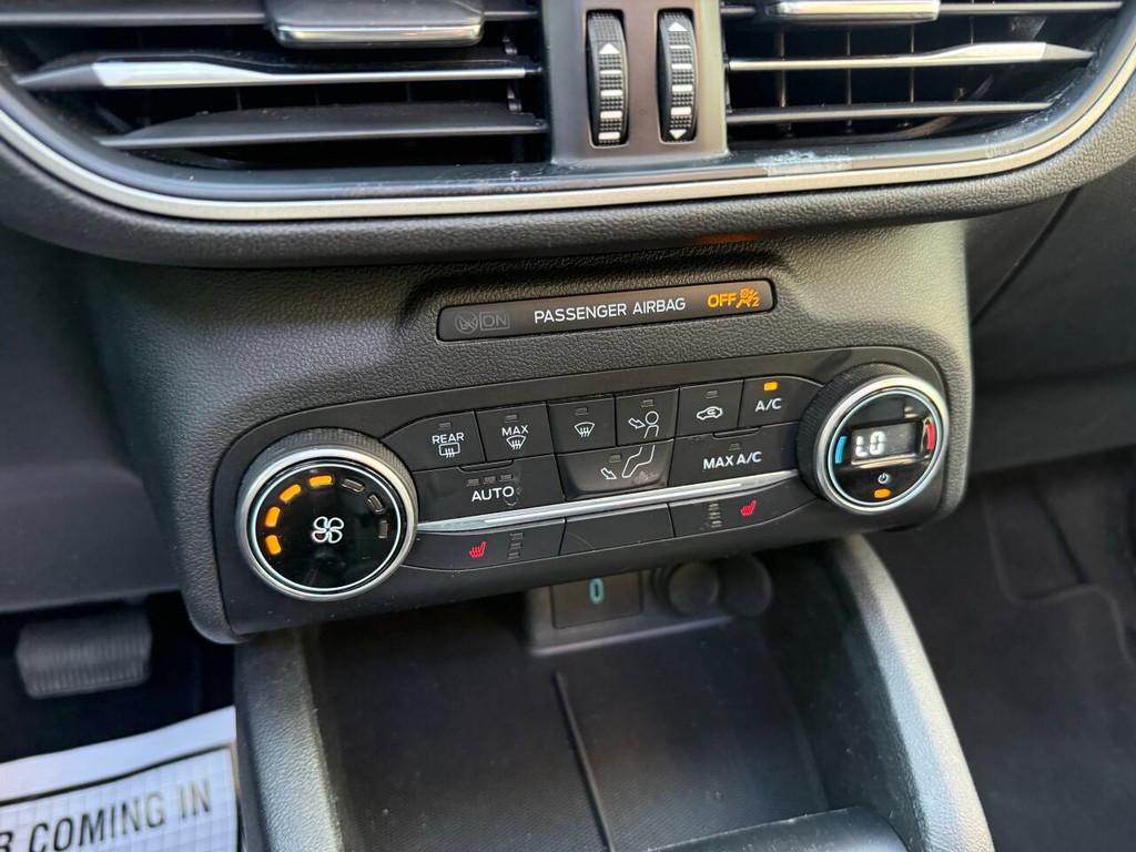 Ford Escape Vehicle Full-screen Gallery Image 28