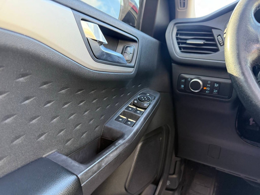 Ford Escape Vehicle Full-screen Gallery Image 30