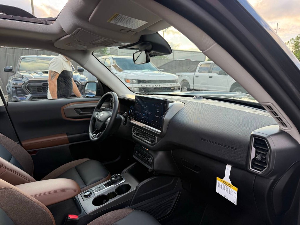 Ford Bronco Sport Vehicle Full-screen Gallery Image 09