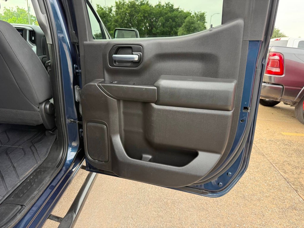 Chevrolet Silverado 1500 Vehicle Full-screen Gallery Image 16