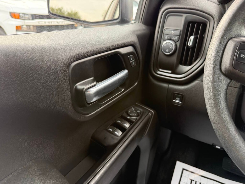 Chevrolet Silverado 1500 Vehicle Full-screen Gallery Image 30