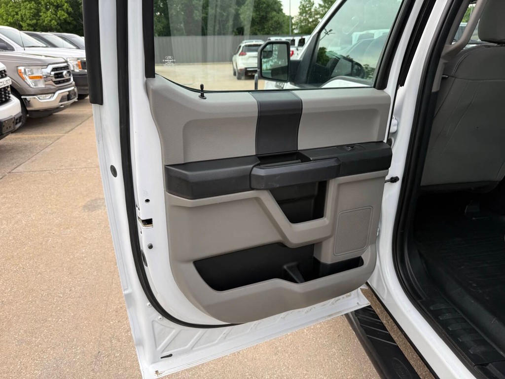 Ford F-150 Vehicle Full-screen Gallery Image 14