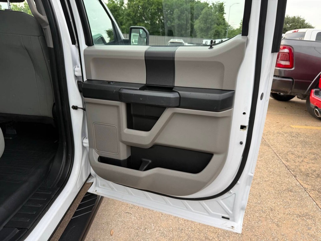 Ford F-150 Vehicle Full-screen Gallery Image 16