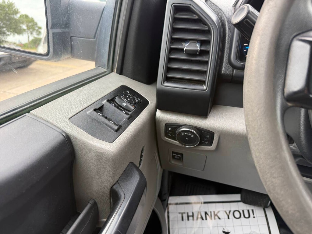 Ford F-150 Vehicle Full-screen Gallery Image 28