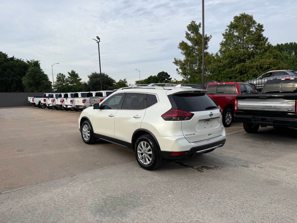 Nissan Rogue Vehicle Full-screen Gallery Image 04