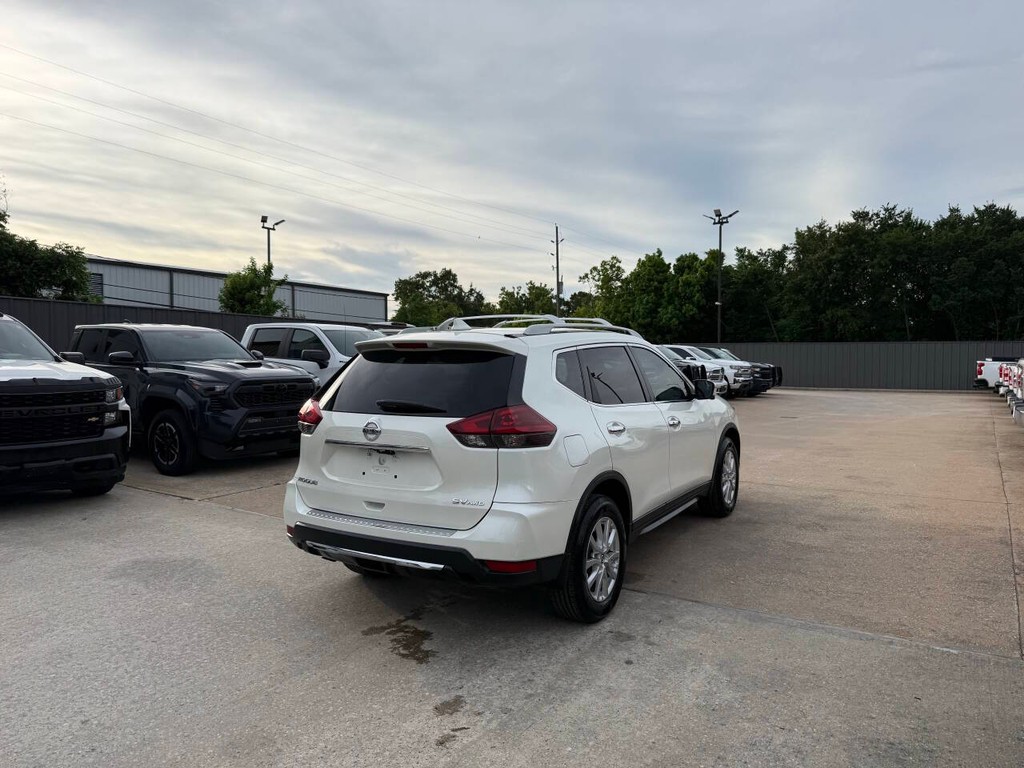 Nissan Rogue Vehicle Full-screen Gallery Image 05