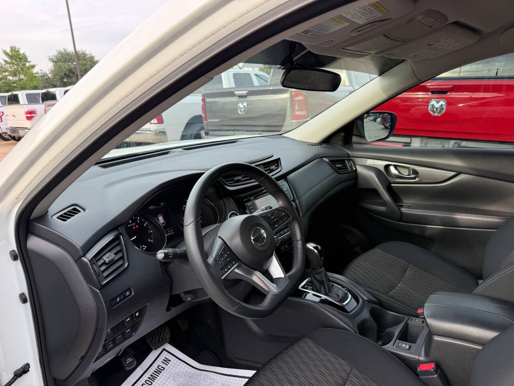 Nissan Rogue Vehicle Full-screen Gallery Image 06