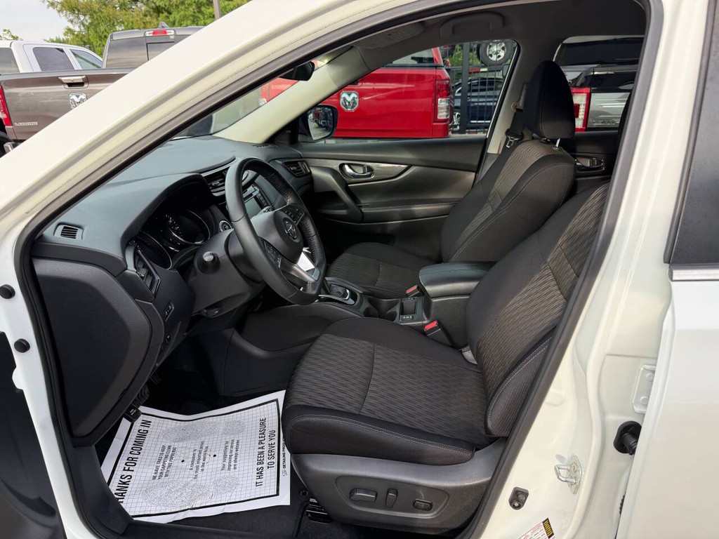 Nissan Rogue Vehicle Full-screen Gallery Image 07