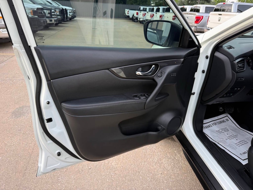 Nissan Rogue Vehicle Full-screen Gallery Image 08