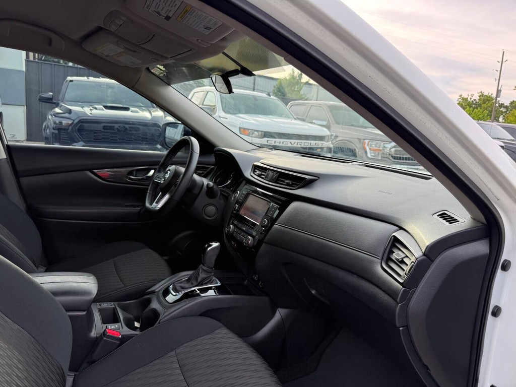 Nissan Rogue Vehicle Full-screen Gallery Image 09