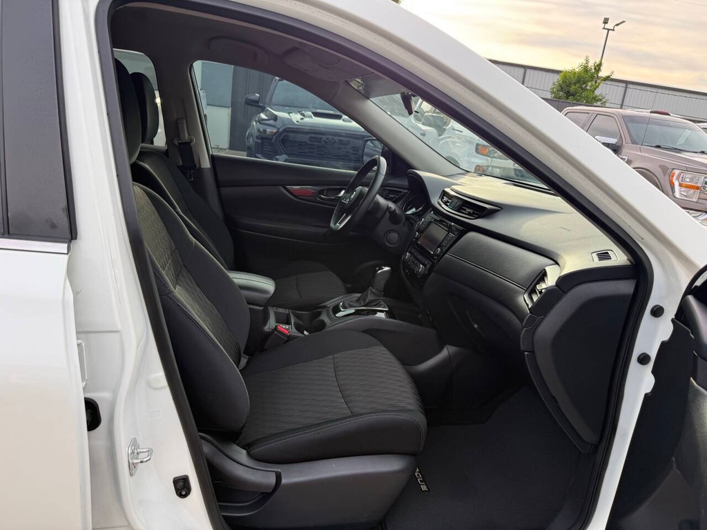 Nissan Rogue Vehicle Full-screen Gallery Image 10