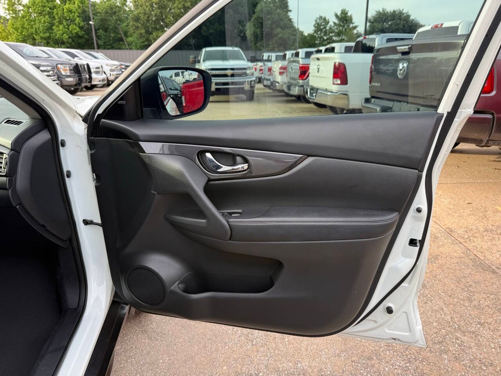 Nissan Rogue Vehicle Full-screen Gallery Image 11