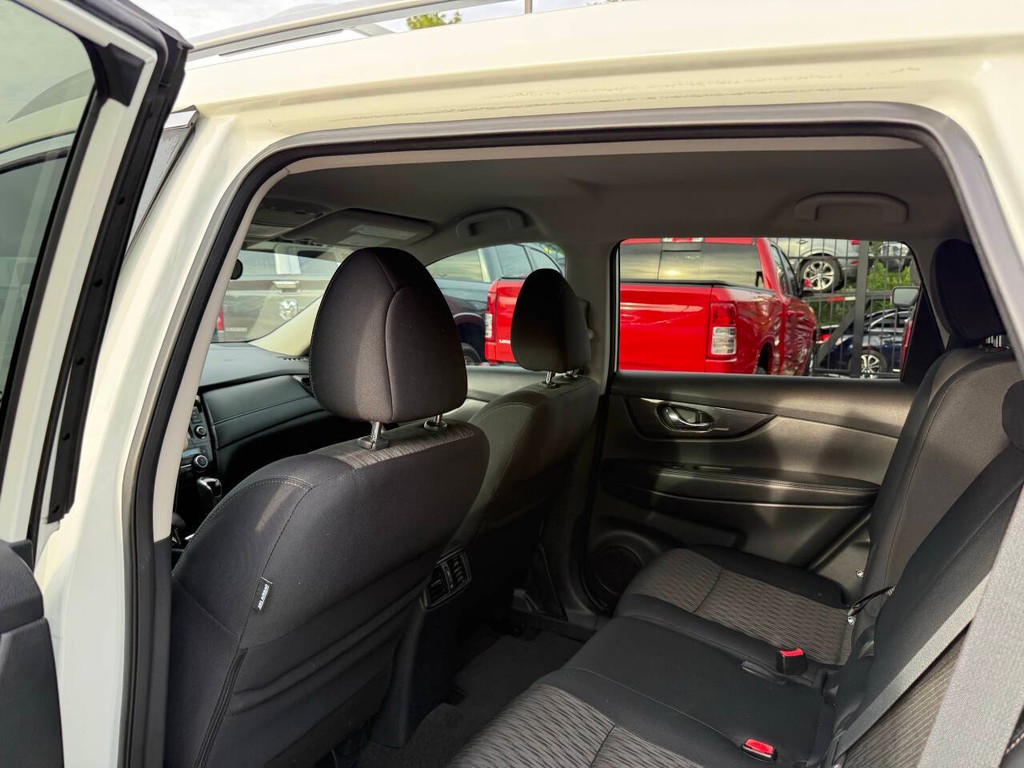 Nissan Rogue Vehicle Full-screen Gallery Image 12