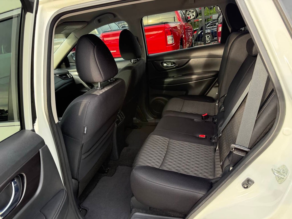 Nissan Rogue Vehicle Full-screen Gallery Image 13