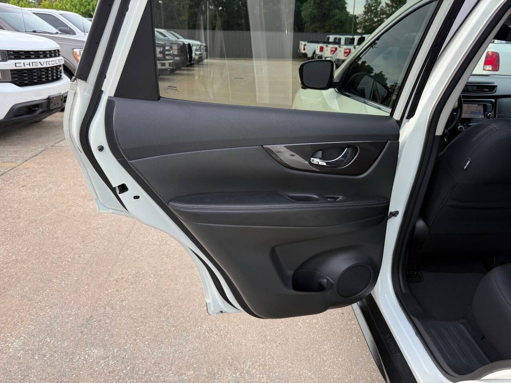 Nissan Rogue Vehicle Full-screen Gallery Image 14