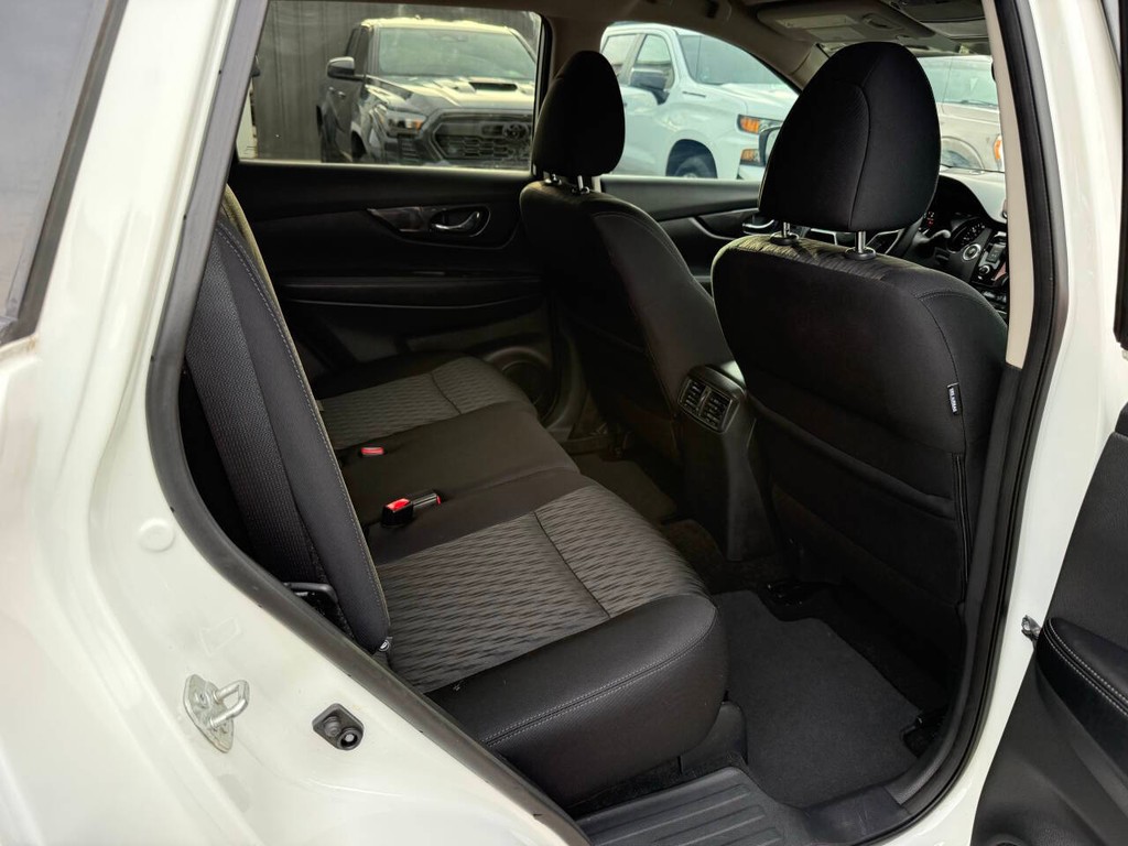 Nissan Rogue Vehicle Full-screen Gallery Image 15