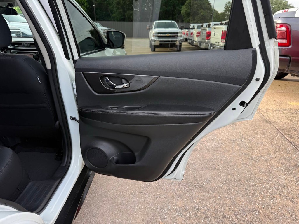 Nissan Rogue Vehicle Full-screen Gallery Image 16