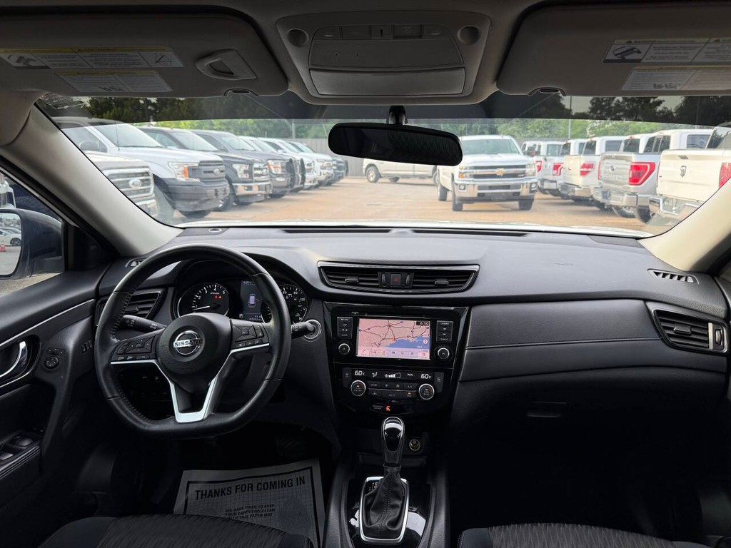 Nissan Rogue Vehicle Full-screen Gallery Image 17