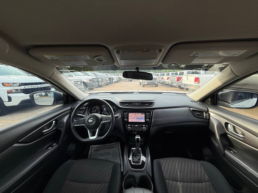 Nissan Rogue Vehicle Full-screen Gallery Image 18