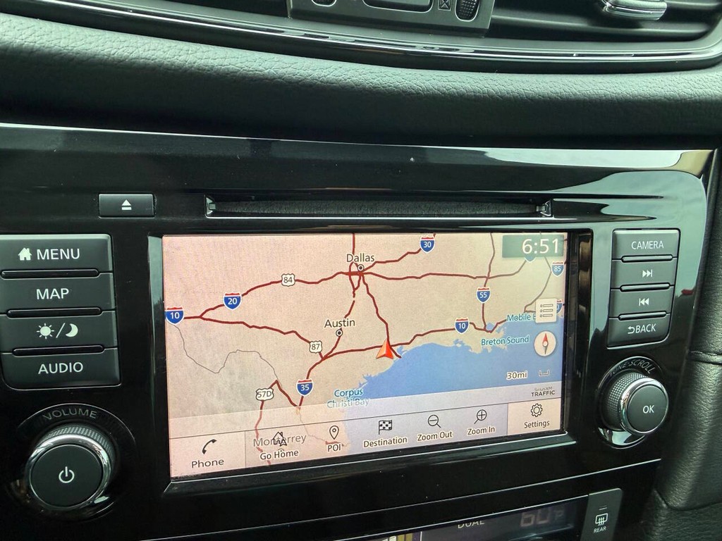 Nissan Rogue Vehicle Full-screen Gallery Image 23