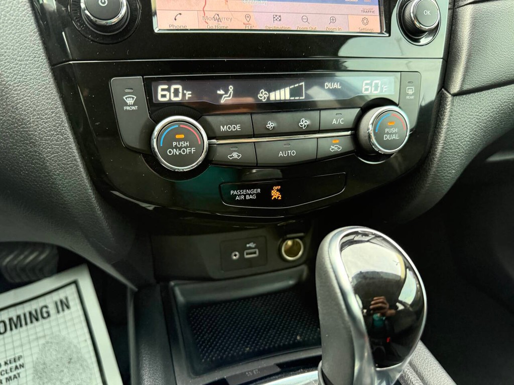 Nissan Rogue Vehicle Full-screen Gallery Image 26