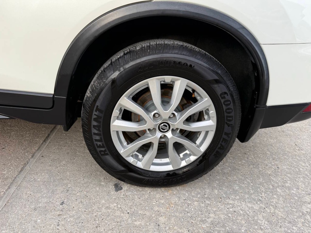 Nissan Rogue Vehicle Full-screen Gallery Image 33