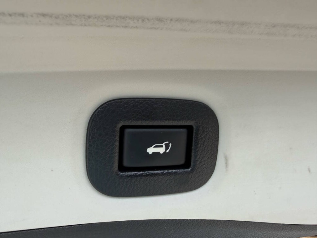 Nissan Rogue Vehicle Full-screen Gallery Image 35