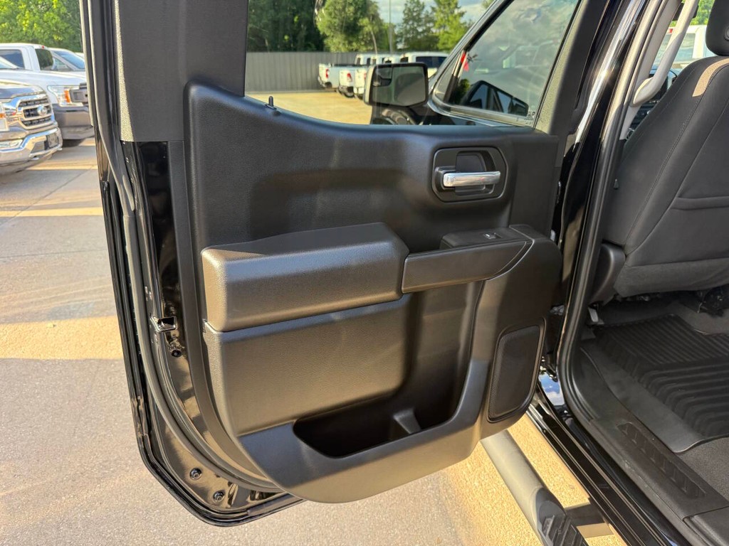 Chevrolet Silverado 1500 Vehicle Full-screen Gallery Image 14