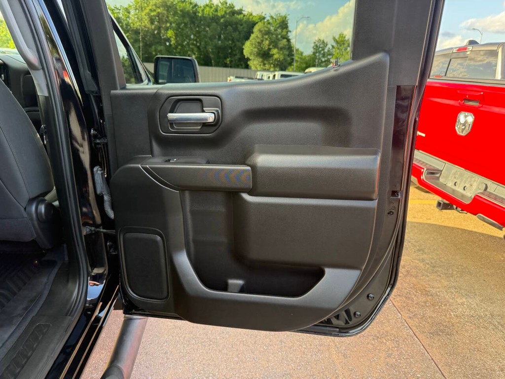 Chevrolet Silverado 1500 Vehicle Full-screen Gallery Image 16